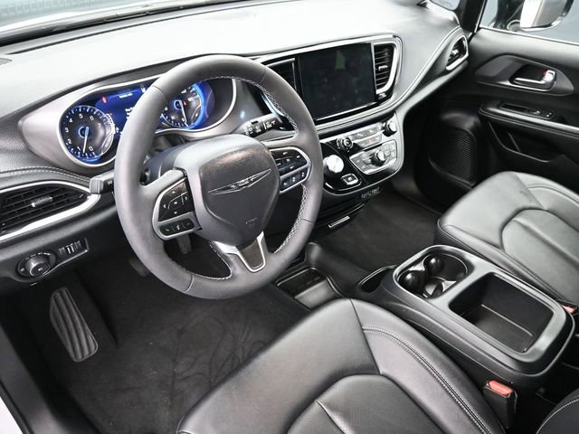 Used 2025 Chrysler Pacifica Select image 16