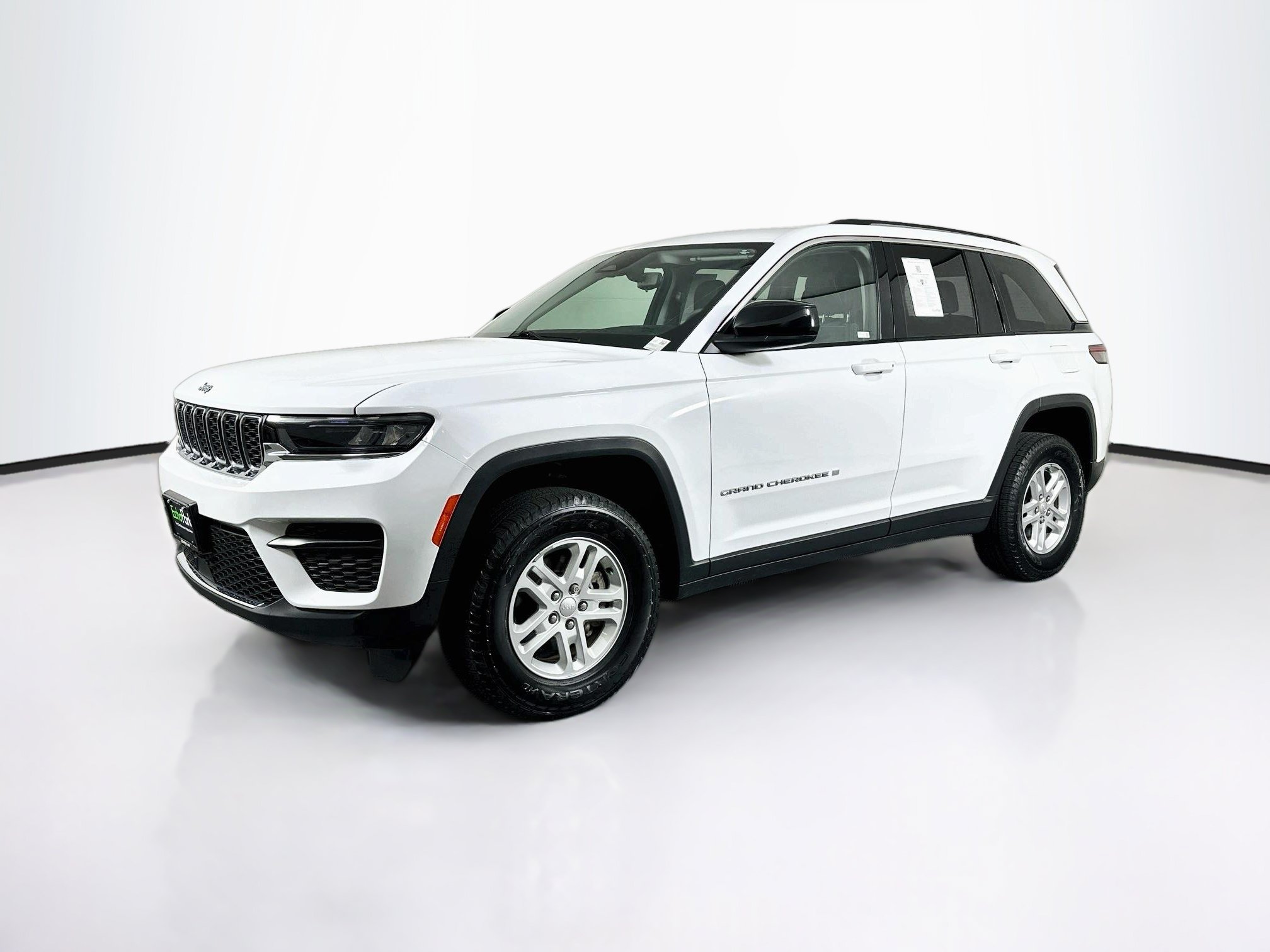 Used 2023 Jeep Grand Cherokee Laredo w/ Luxury Tech Group I AWD/4WD image 3