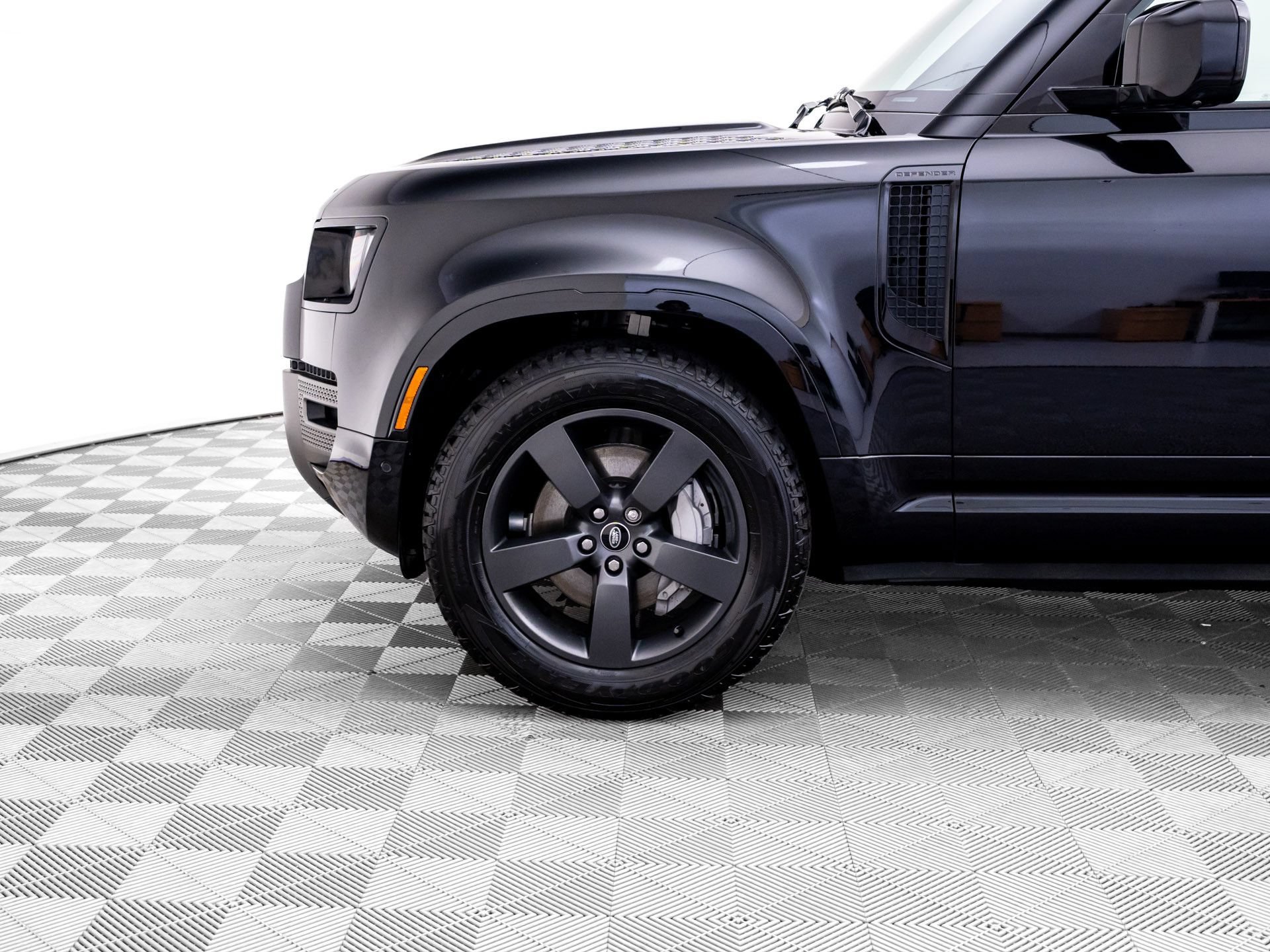 Used 2023 Land Rover Defender 90 X-Dynamic SE AWD/4WD image 36