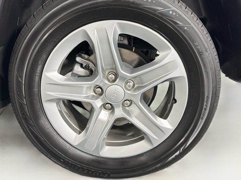 Used 2024 Jeep Compass Latitude AWD/4WD image 32