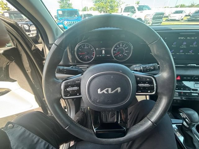 Used 2024 Kia Carnival EX FWD image 16