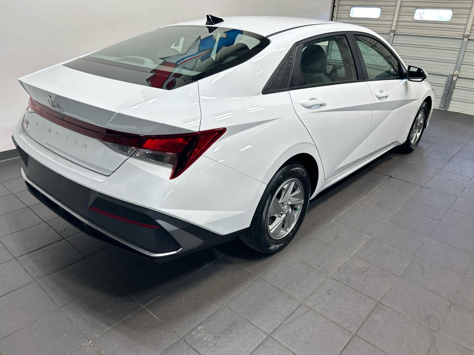 New 2026 Hyundai Elantra SE FWD image 3