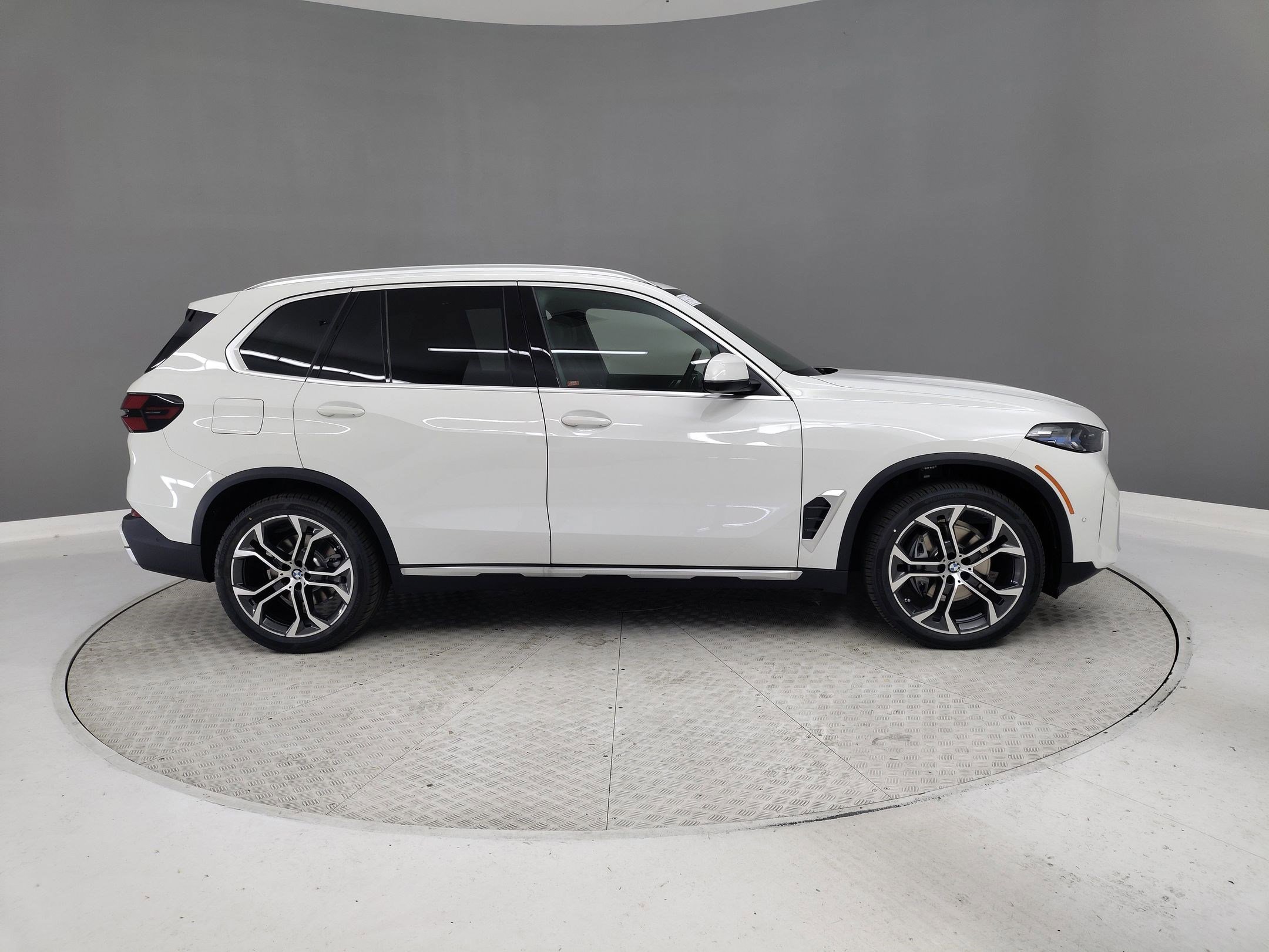 Used 2026 BMW X5 sDrive40i w/ Parking Assistance Package image 5