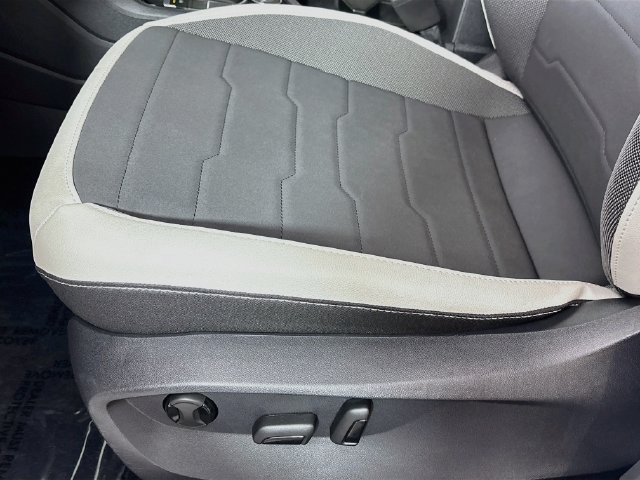 Used 2025 Volkswagen Taos SE AWD/4WD image 17