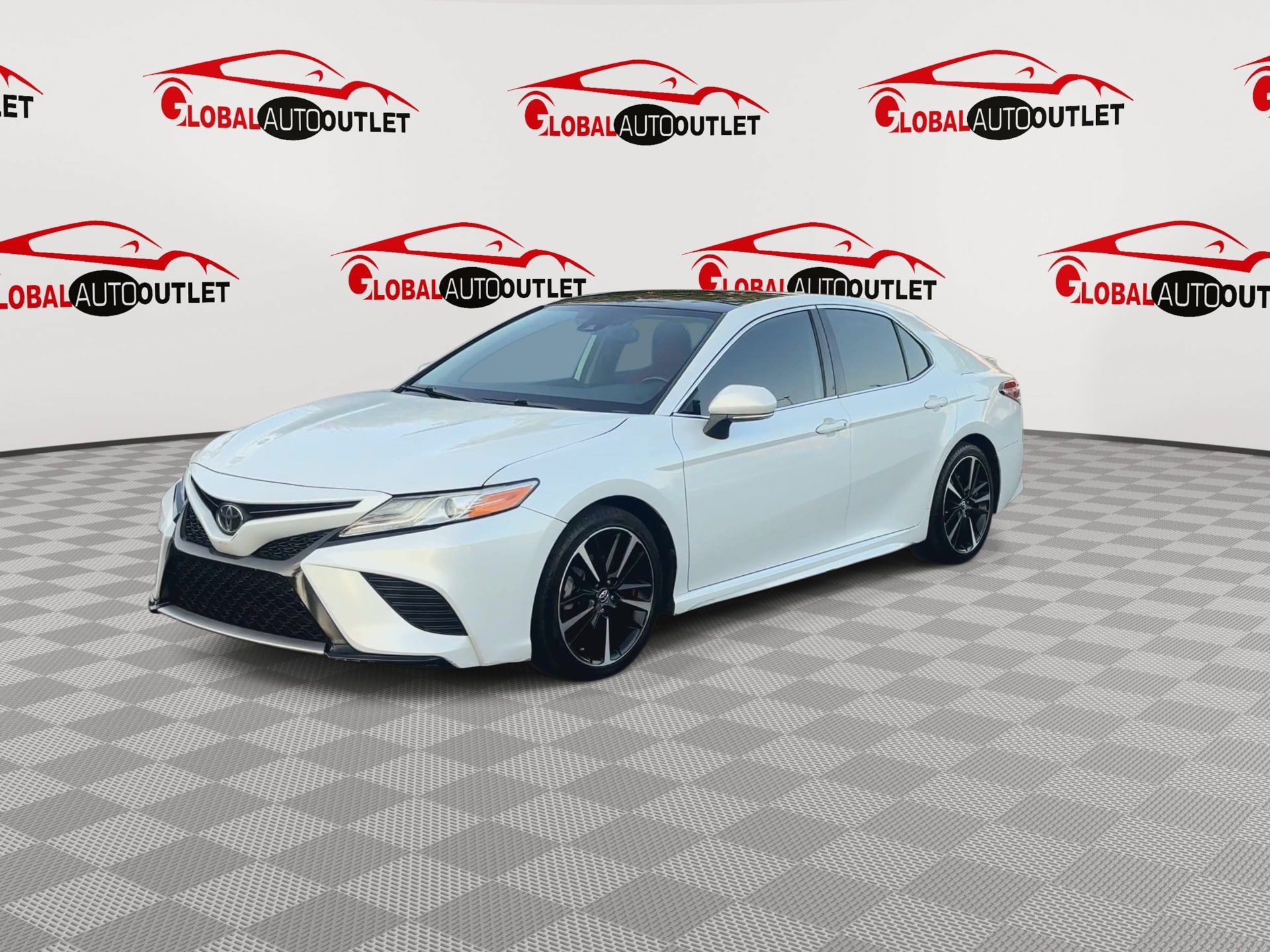 Used 2020 Toyota Camry XSE FWD image 4