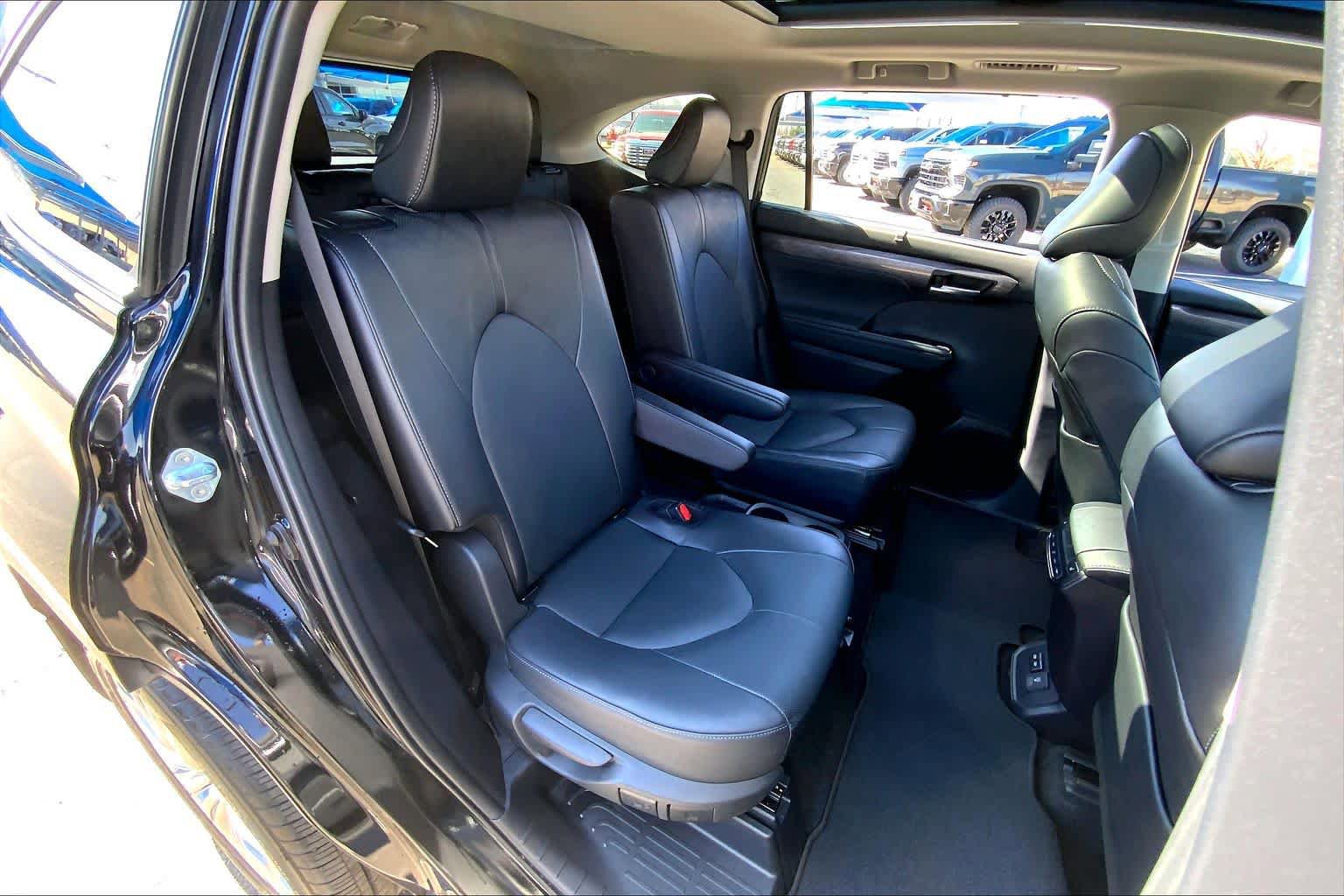 Used 2024 Toyota Highlander Platinum image 19