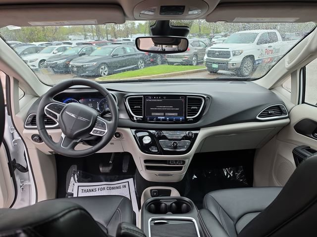 Used 2024 Chrysler Pacifica Touring-L FWD image 14