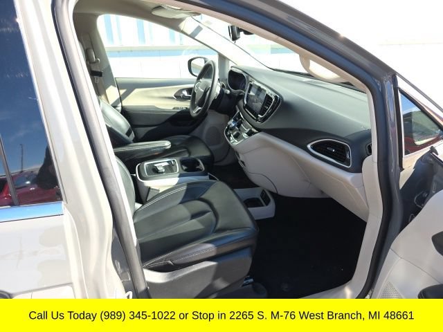 Used 2023 Chrysler Pacifica Touring-L FWD image 42
