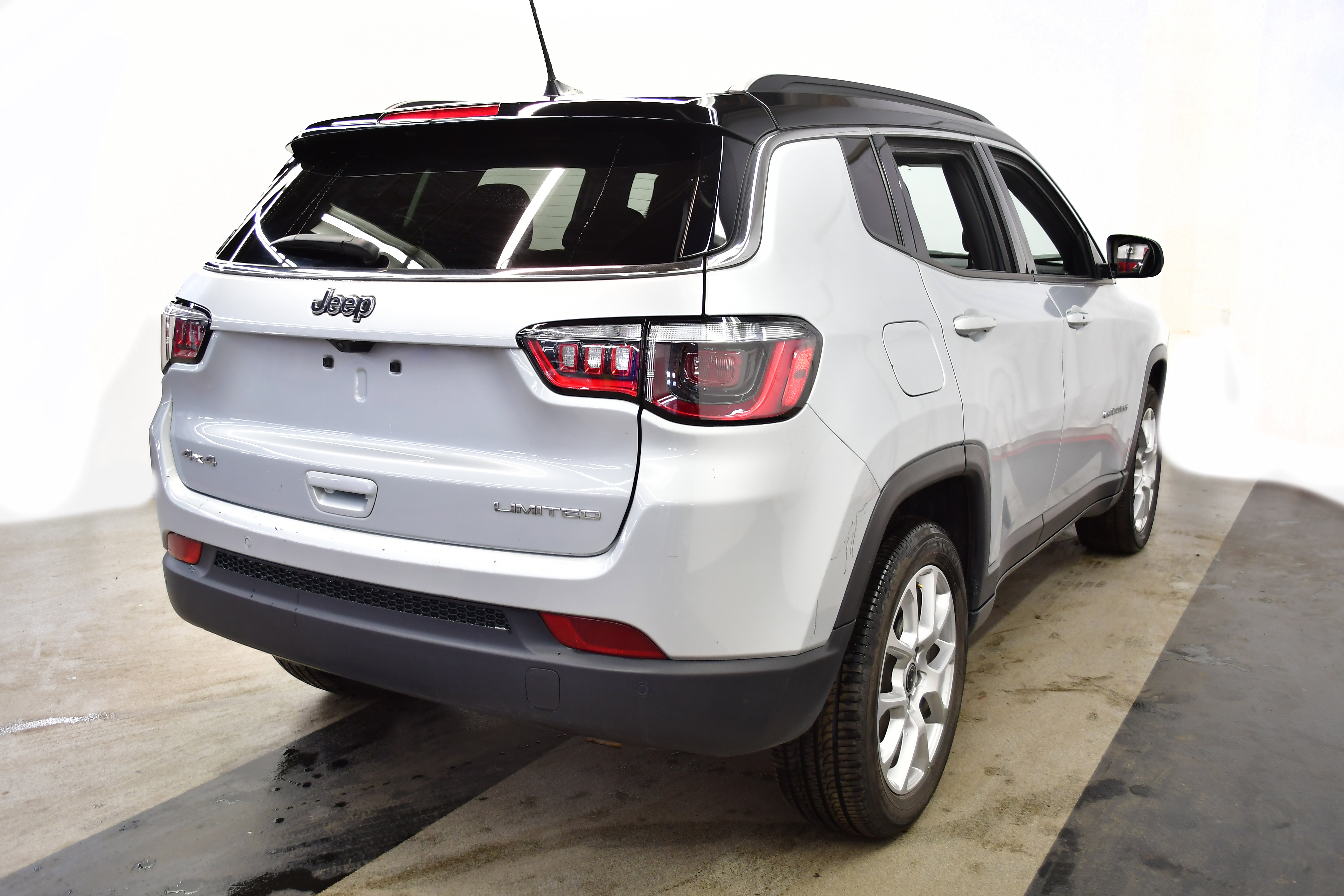 Used 2025 Jeep Compass Limited AWD/4WD image 7