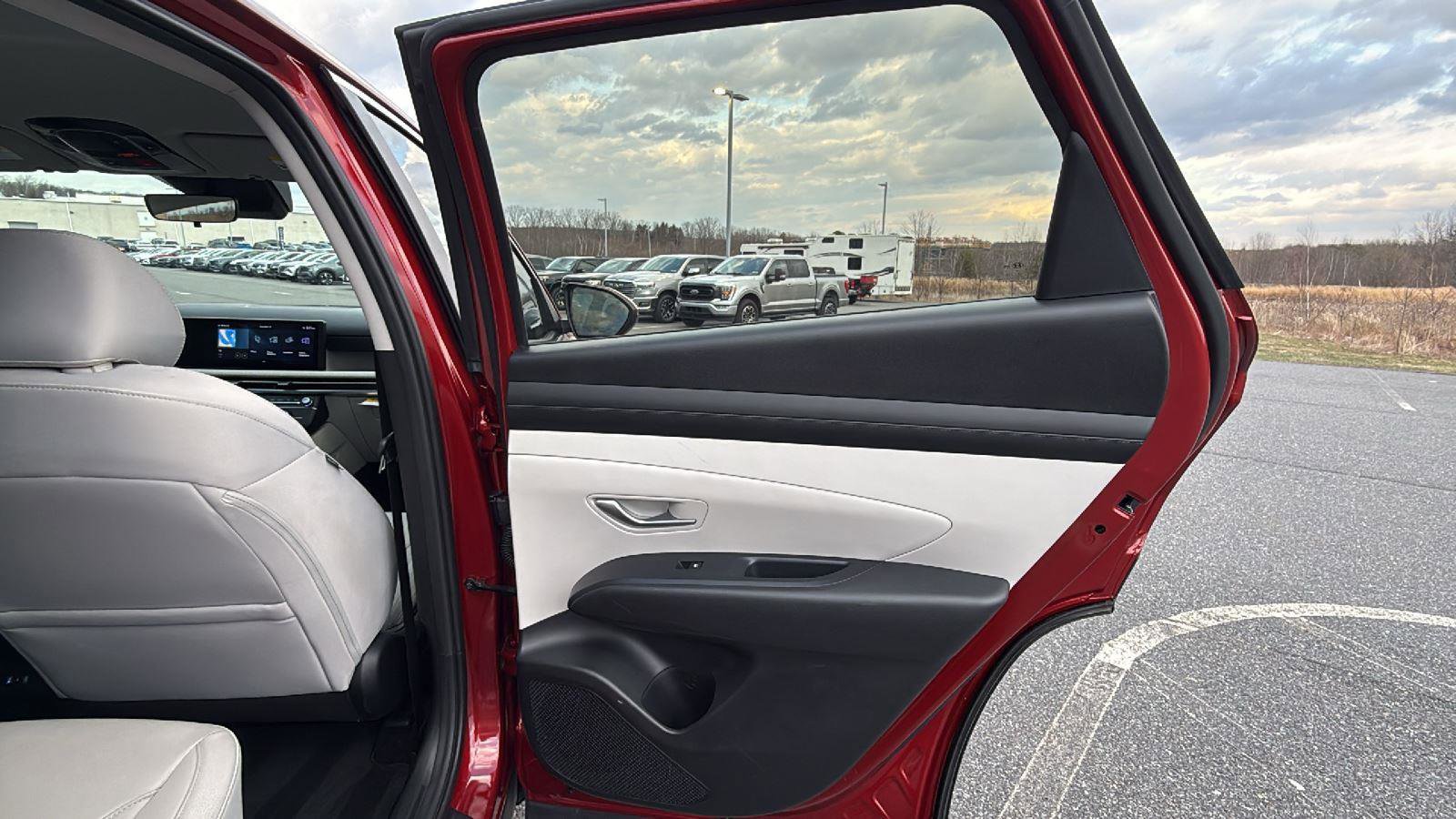 Used 2025 Hyundai Tucson SE image 19