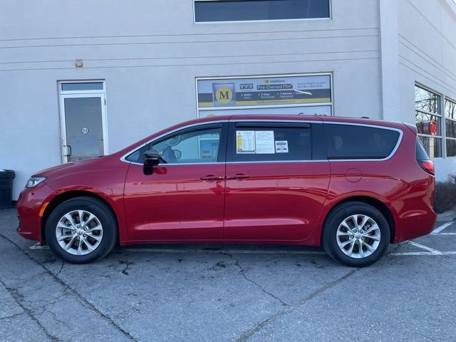 Used 2024 Chrysler Pacifica Touring-L image 2