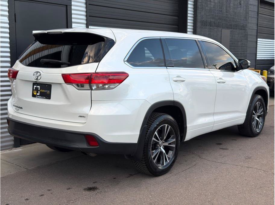 Used 2018 Toyota Highlander LE w/ Carpet Mat Package (TMS) AWD/4WD image 9