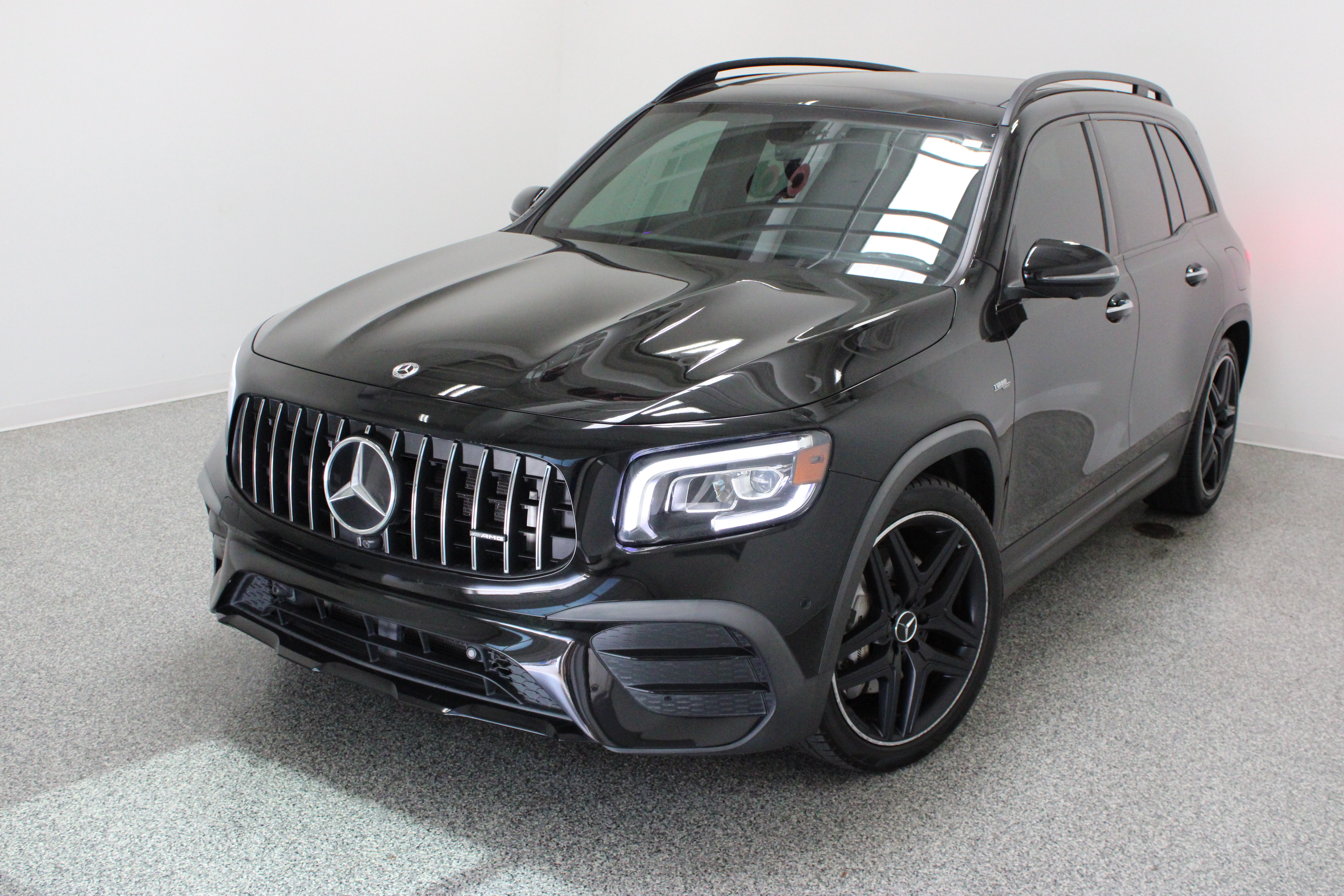 Used 2023 Mercedes-Benz GLB 35 AMG 4MATIC image 2