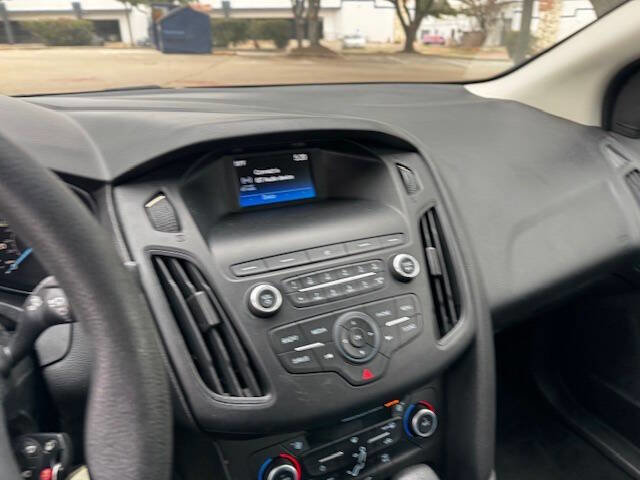 Used 2018 Ford Focus SE w/ SE Appearance Package image 37
