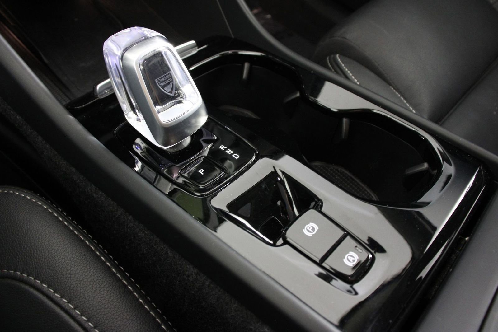 Certified 2025 Volvo XC40 B5 Plus AWD/4WD image 15