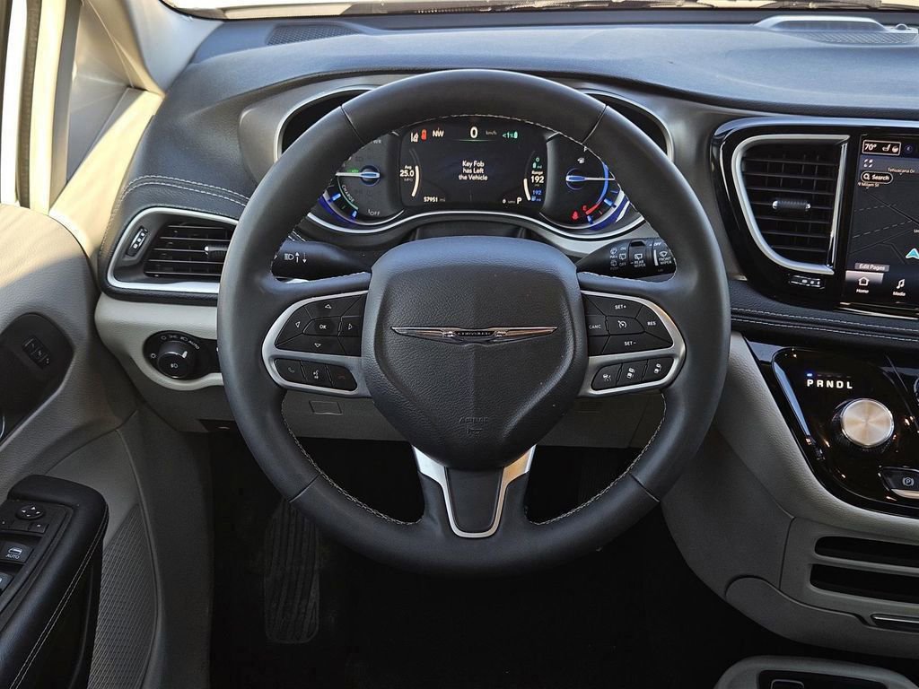Used 2024 Chrysler Pacifica Select image 10