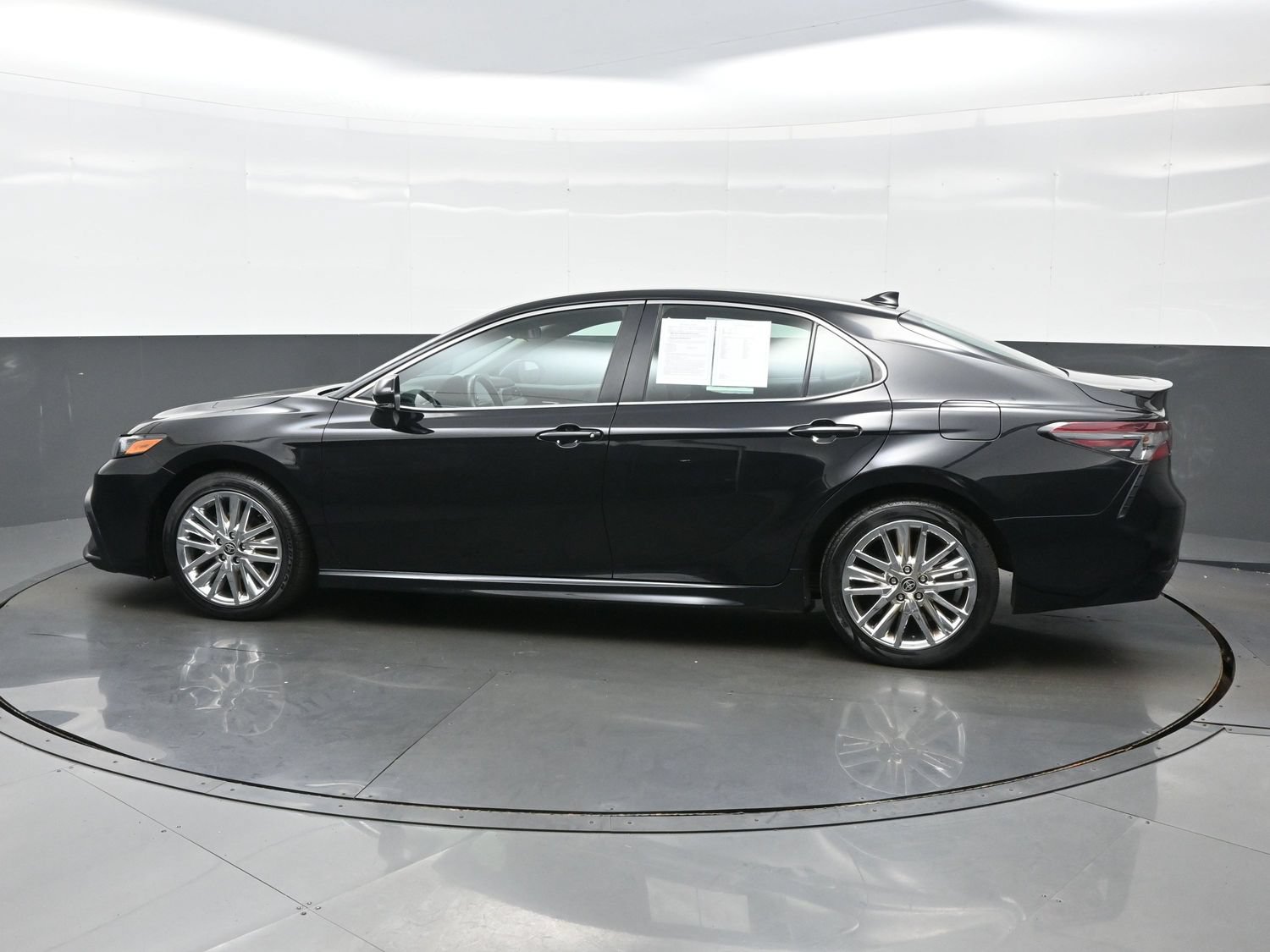 Used 2024 Toyota Camry SE FWD image 3