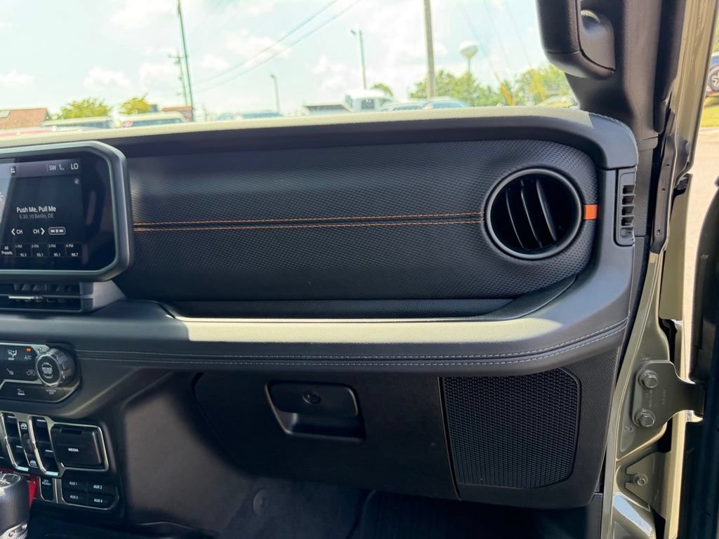 Used 2025 Jeep Gladiator Mojave w/ Convenience Group AWD/4WD image 30