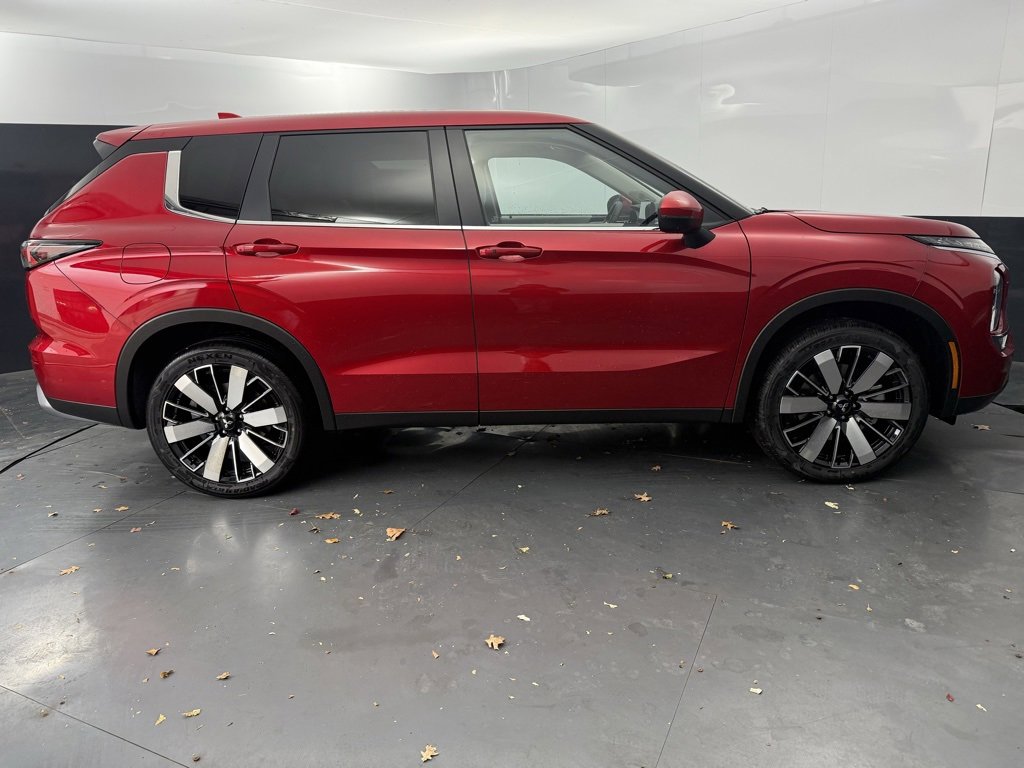 New 2025 Mitsubishi Outlander SE image 2
