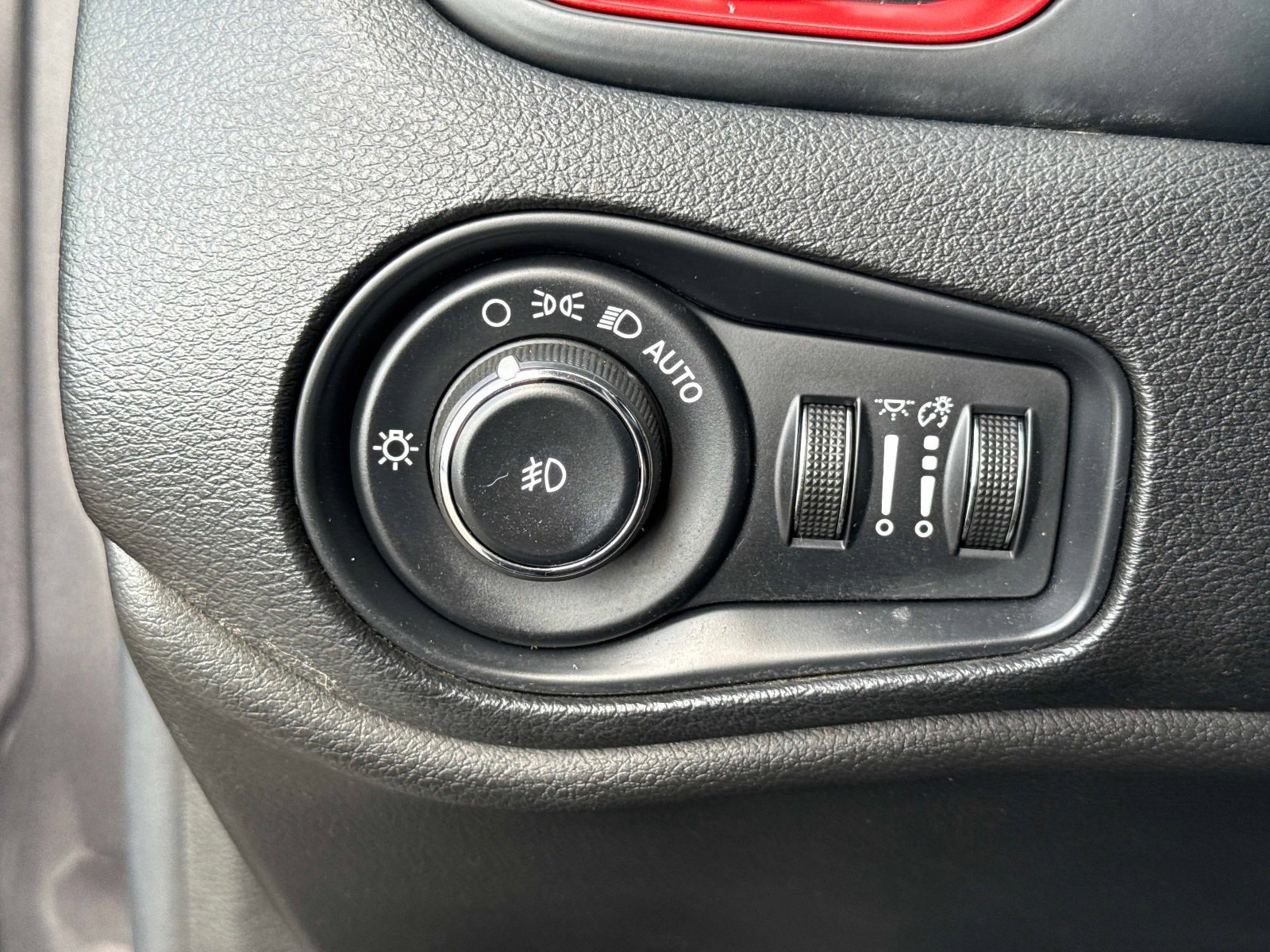 Used 2020 Jeep Renegade Trailhawk w/ Cold Weather Group AWD/4WD image 32