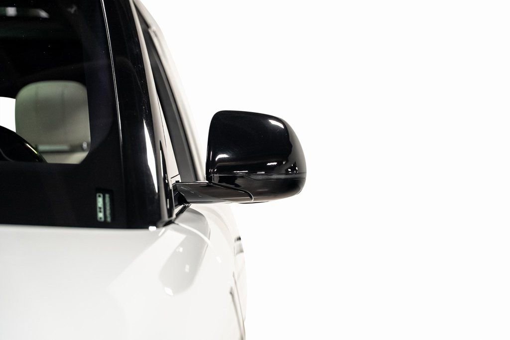 Used 2025 Land Rover Range Rover SE image 12