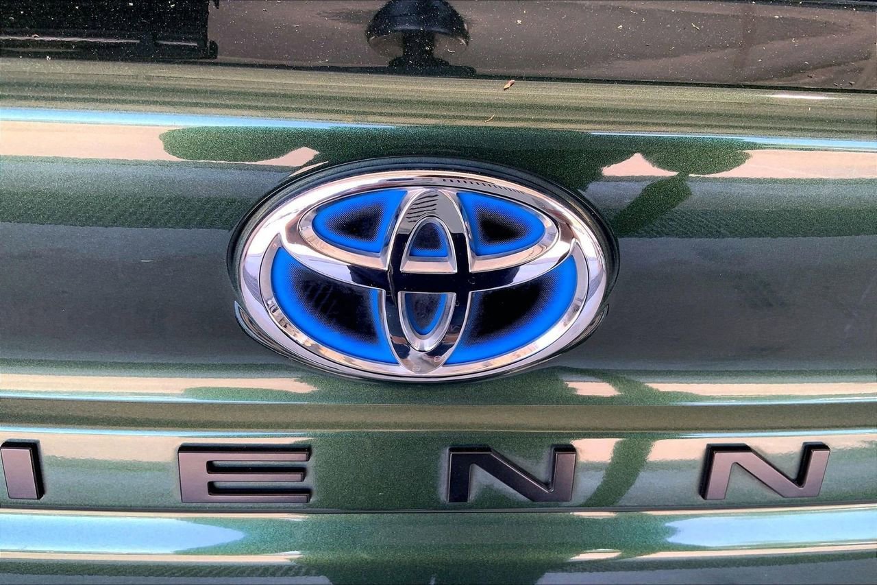 Used 2024 Toyota Sienna LE image 31