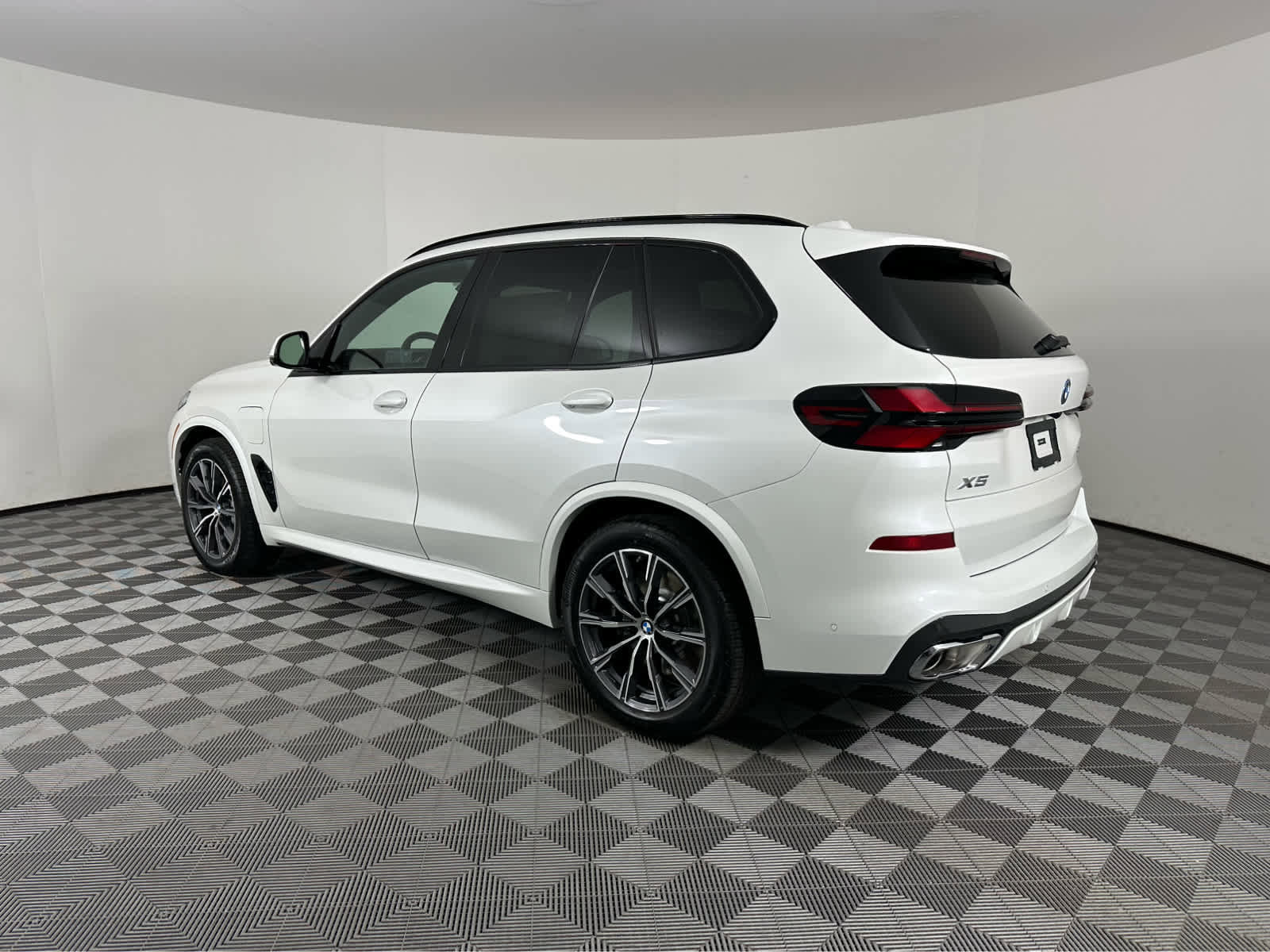 New 2026 BMW X5 xDrive50e w/ M Sport Package image 6