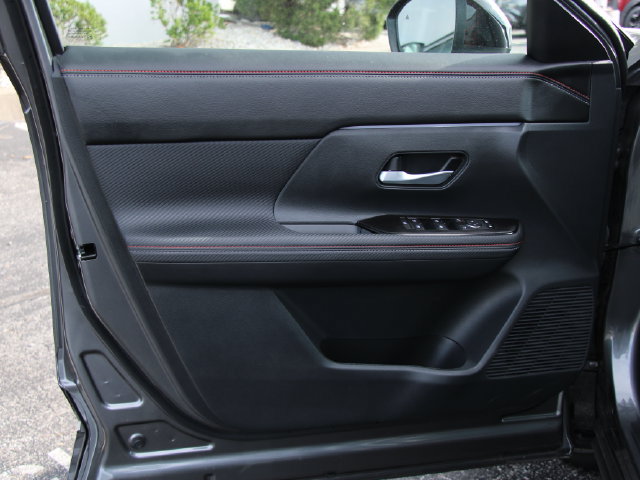 Used 2025 Nissan Kicks SR AWD/4WD image 13