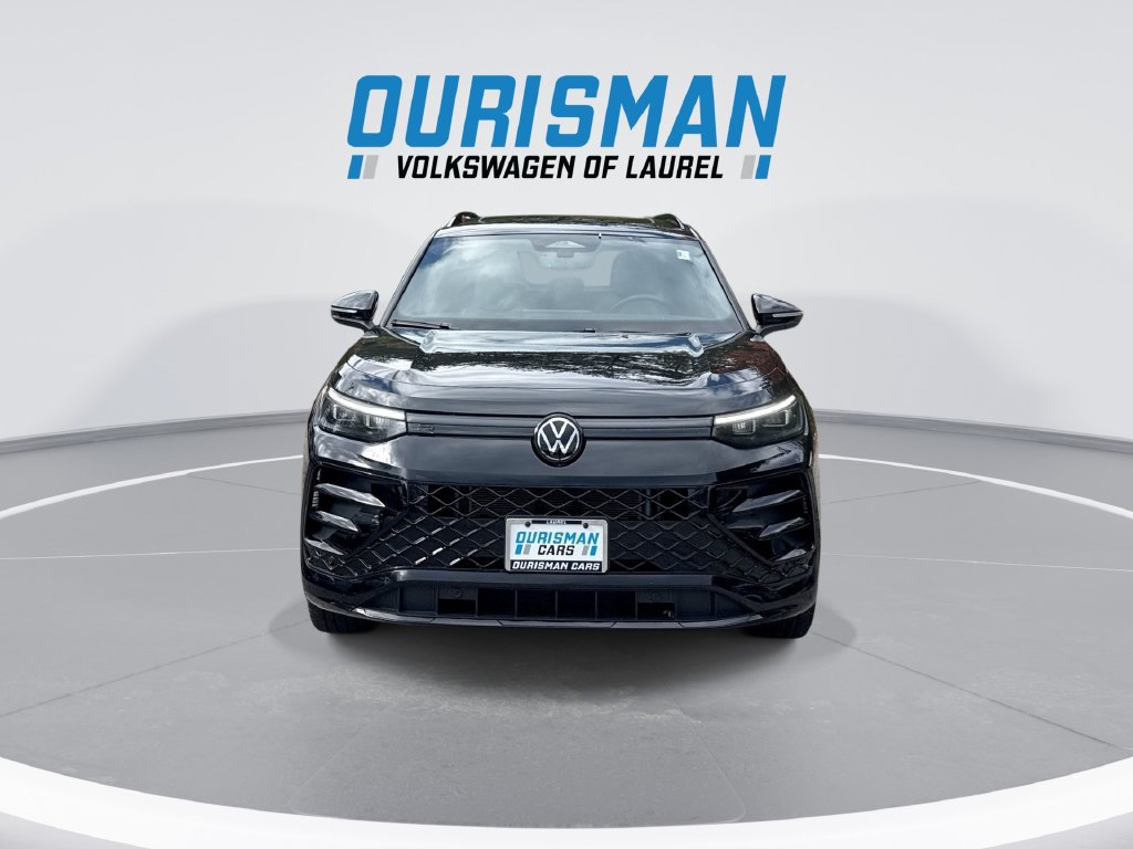 Used 2025 Volkswagen Tiguan SE R-Line AWD/4WD image 3