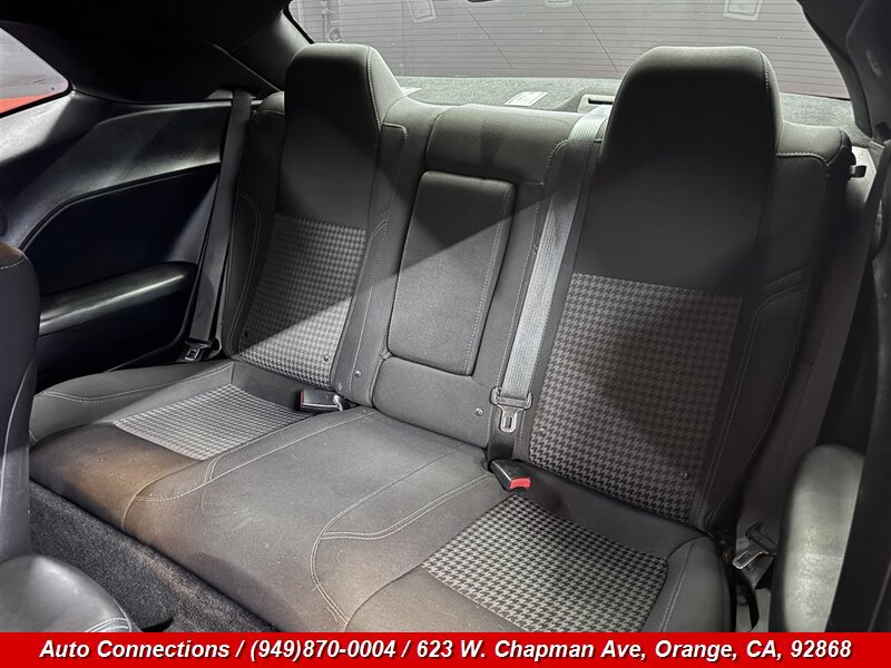 Used 2015 Dodge Challenger SXT RWD image 9