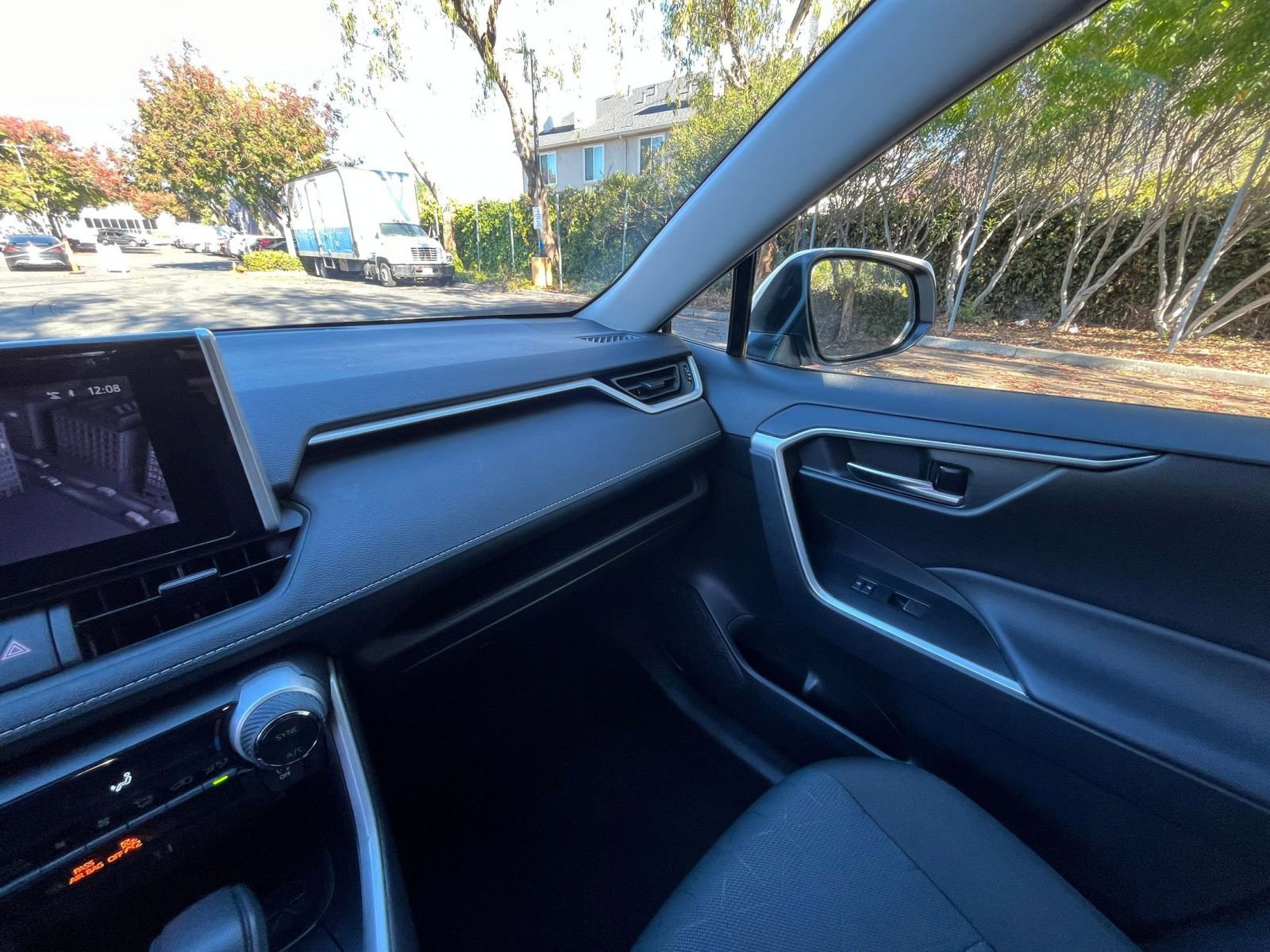 Used 2025 Toyota RAV4 XLE image 36