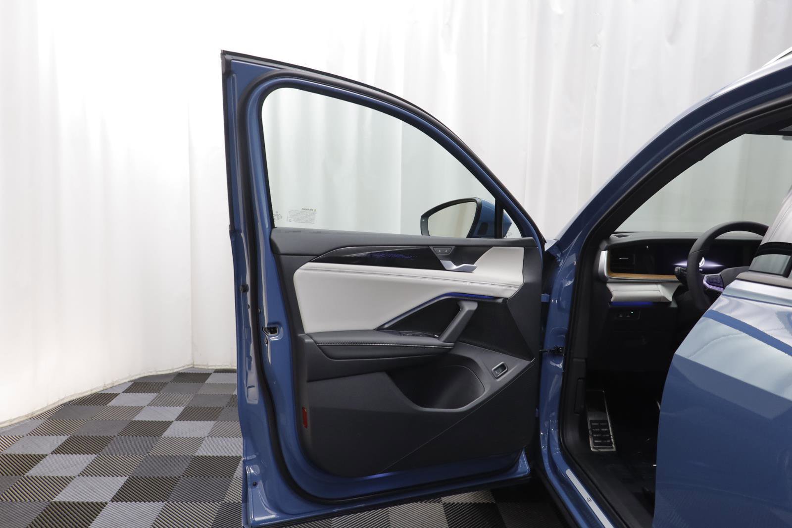 New 2026 Volkswagen Tiguan SEL R-Line image 4