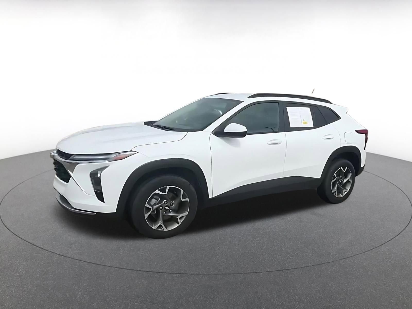 Used 2025 Chevrolet Trax LT FWD image 8