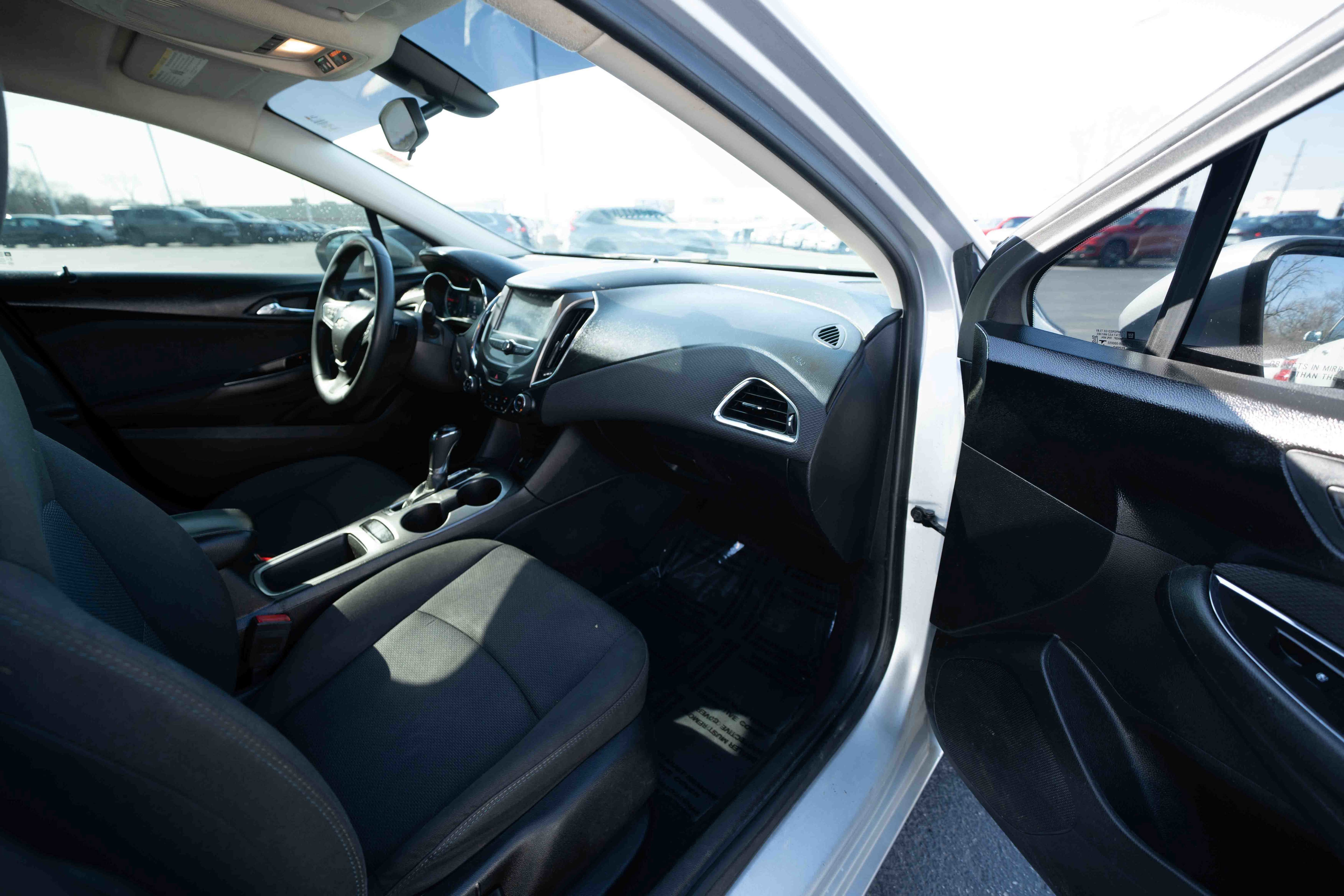 Used 2018 Chevrolet Cruze LT w/ Convenience Package image 25