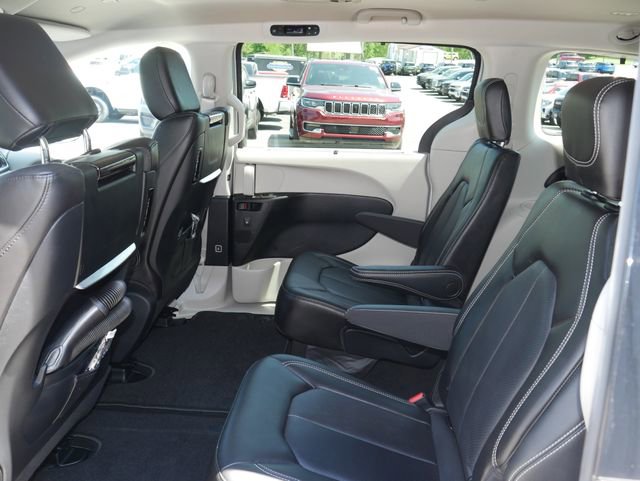 Used 2023 Chrysler Pacifica Touring-L w/ Uconnect Theater Family Group AWD/4WD image 24