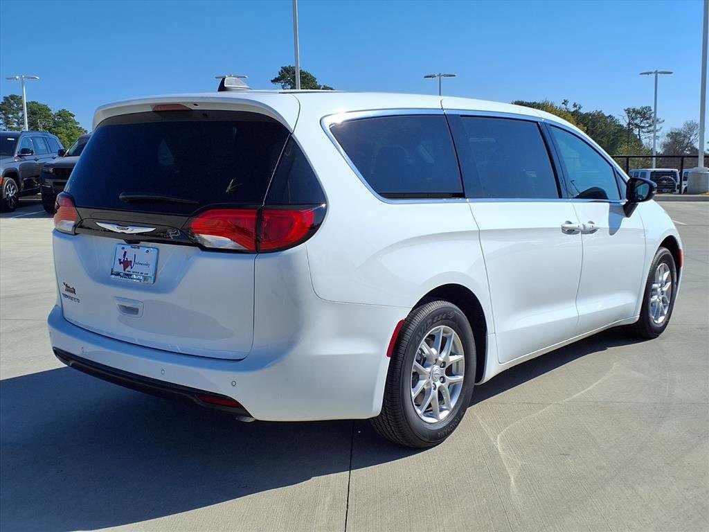 New 2026 Chrysler Voyager LX image 4