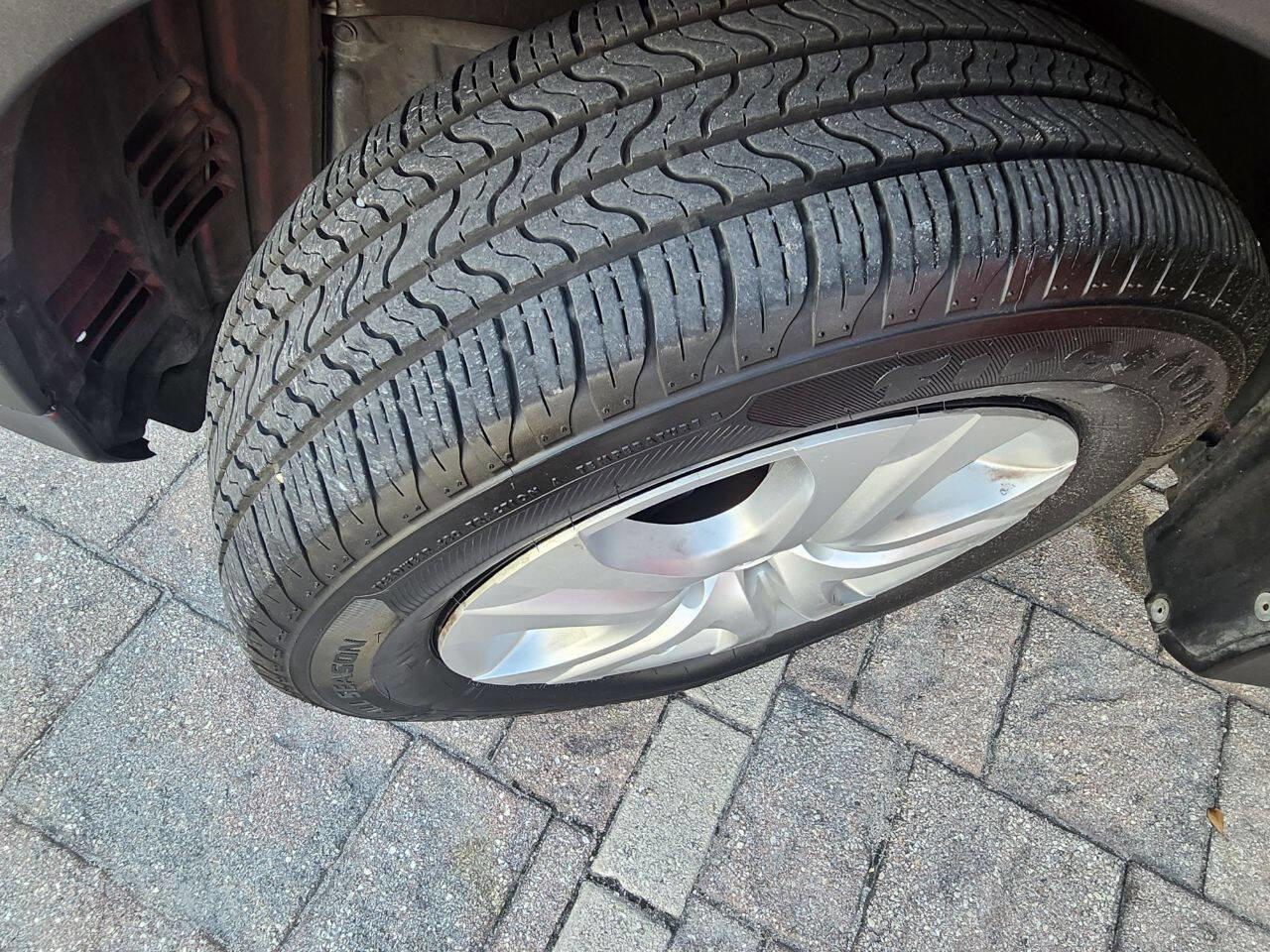 Used 2015 Toyota RAV4 LE FWD image 27