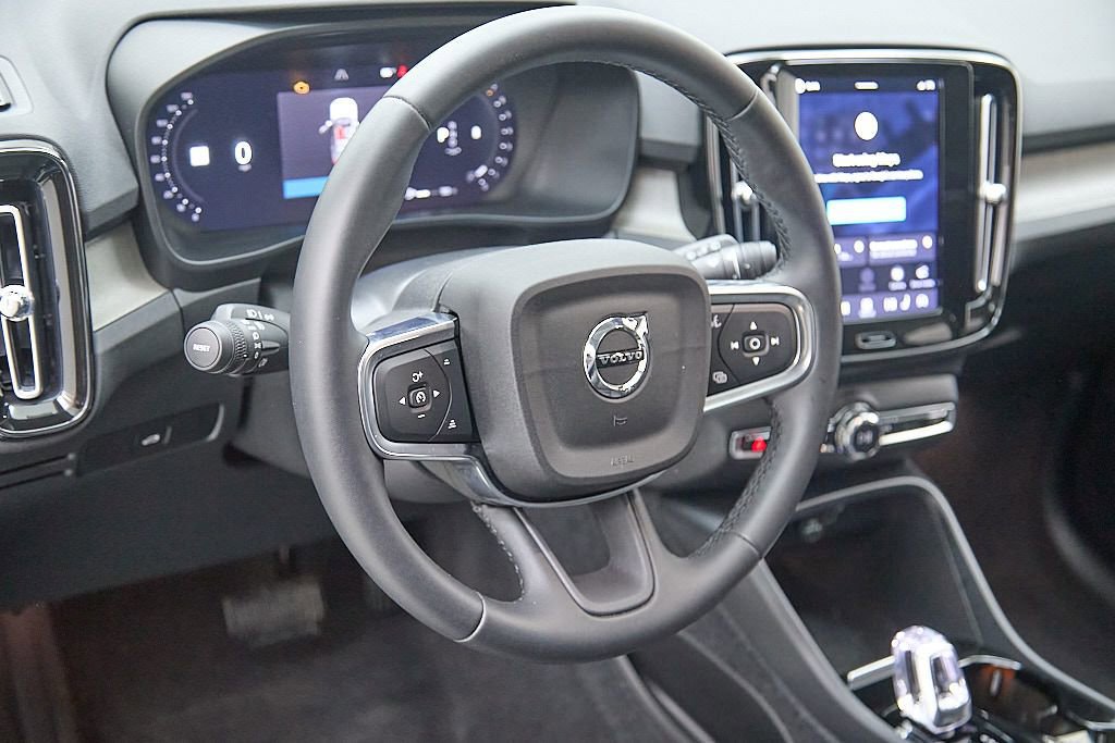 Certified 2023 Volvo XC40 B5 Plus image 13