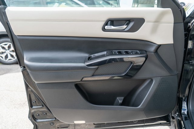 Used 2022 Nissan Pathfinder SV AWD/4WD image 19