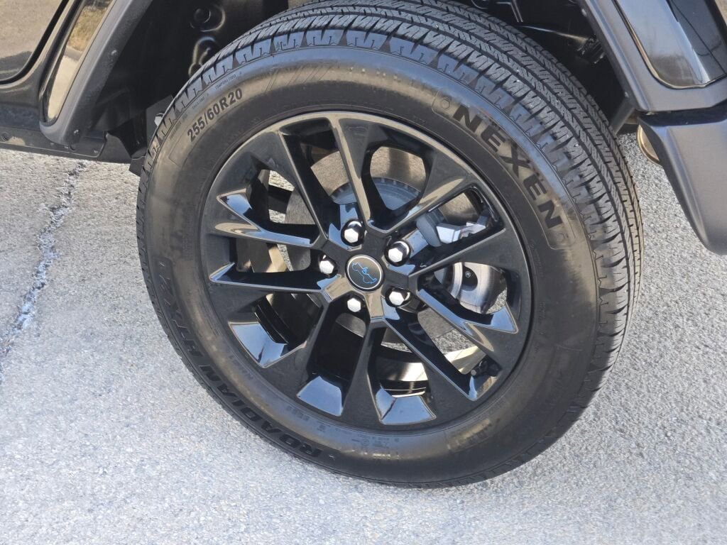 Used 2025 Jeep Wrangler Unlimited Sahara w/ Safety Group image 14