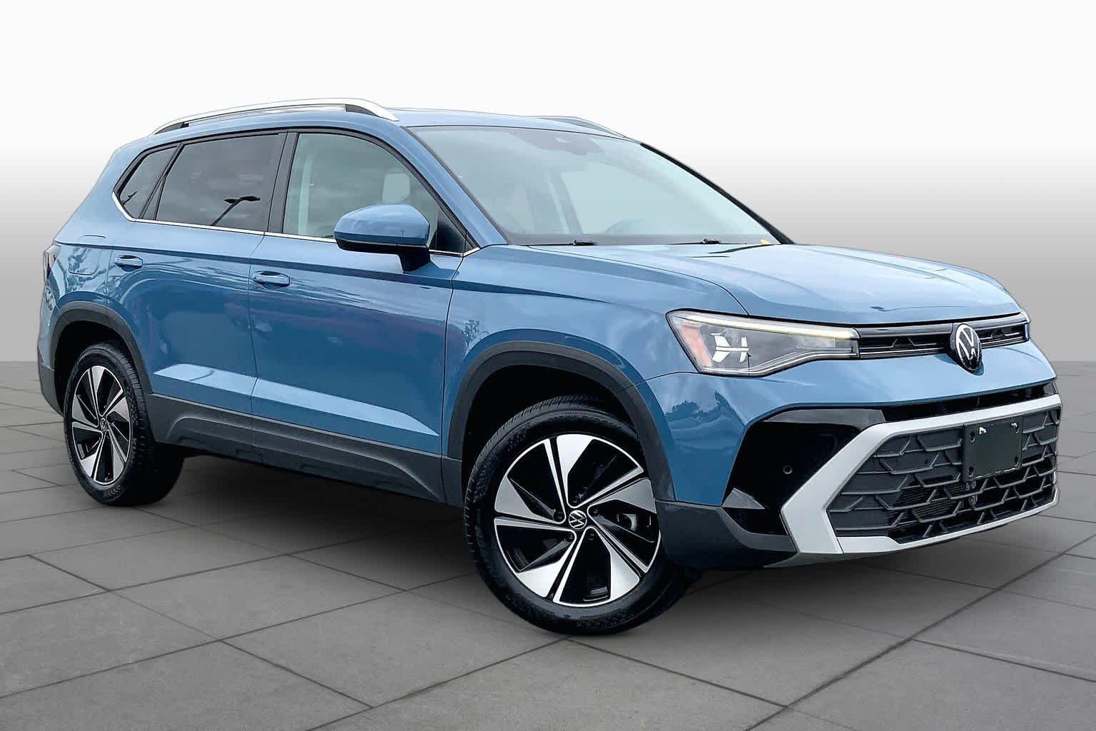 Used 2025 Volkswagen Taos SE AWD/4WD image 3