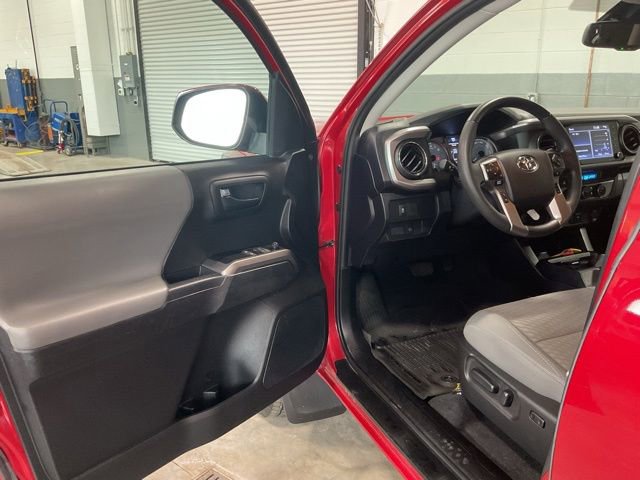 Used 2021 Toyota Tacoma SR5 AWD/4WD image 9