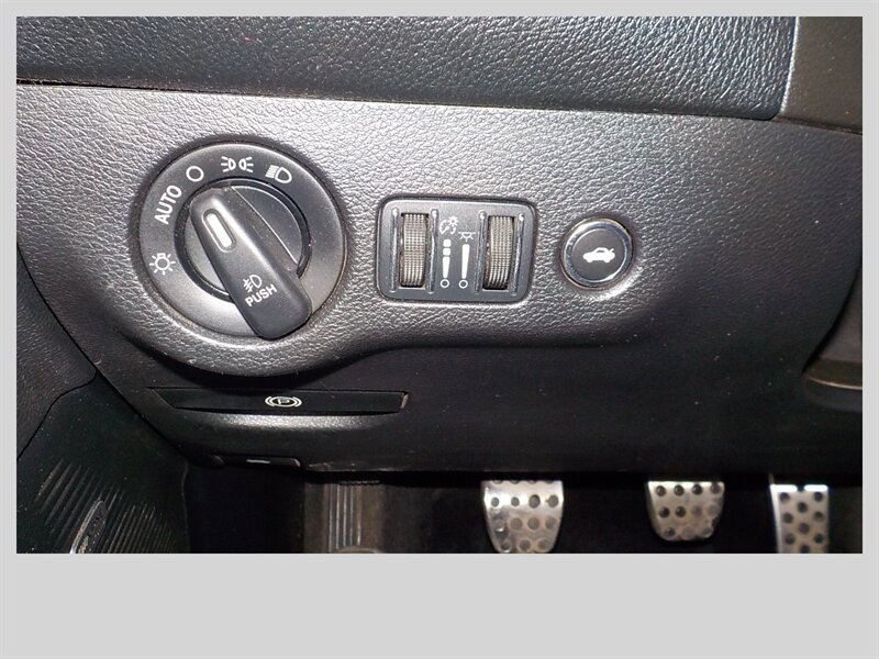 Used 2015 Dodge Challenger R/T Scat Pack w/ Leather Interior Group RWD image 24
