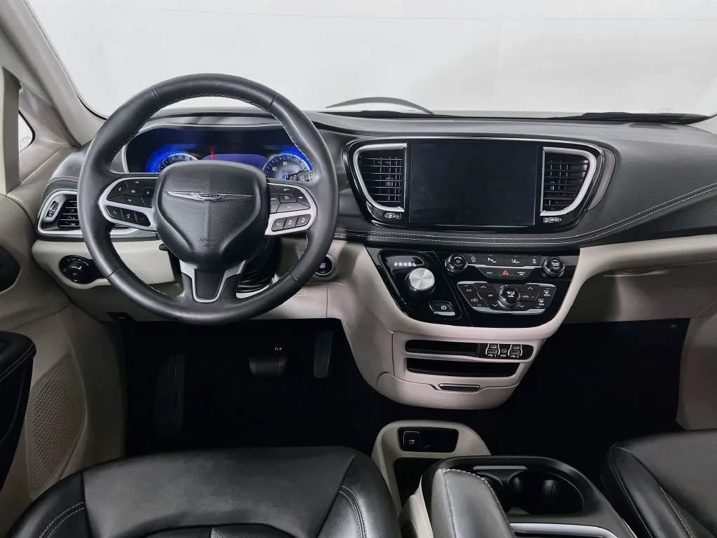 Used 2024 Chrysler Pacifica Touring-L FWD image 22