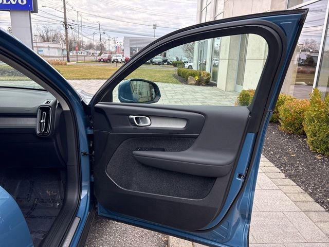 Used 2025 Volvo XC40 B5 Plus AWD/4WD image 15