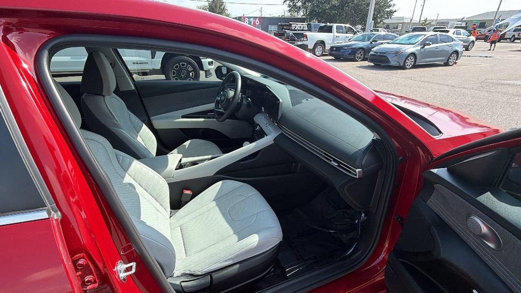 Used 2025 Hyundai Elantra Limited FWD image 26