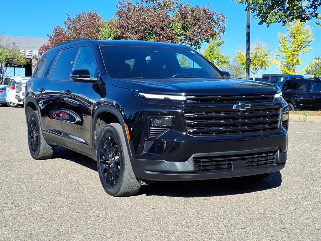 Used 2025 Chevrolet Traverse LT w/ Midnight/Sport Edition AWD/4WD image 3