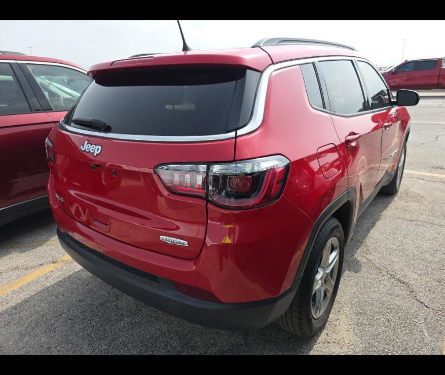 Used 2024 Jeep Compass Latitude w/ Sun and Sound Group AWD/4WD image 11