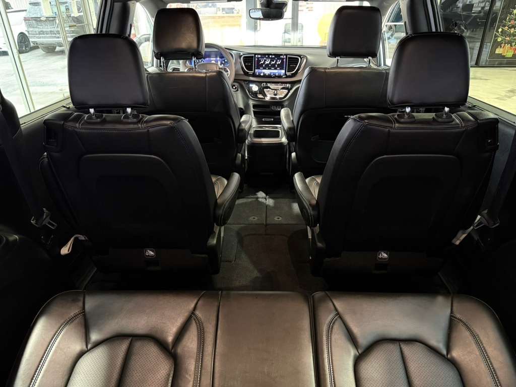 Used 2025 Chrysler Pacifica Select image 50