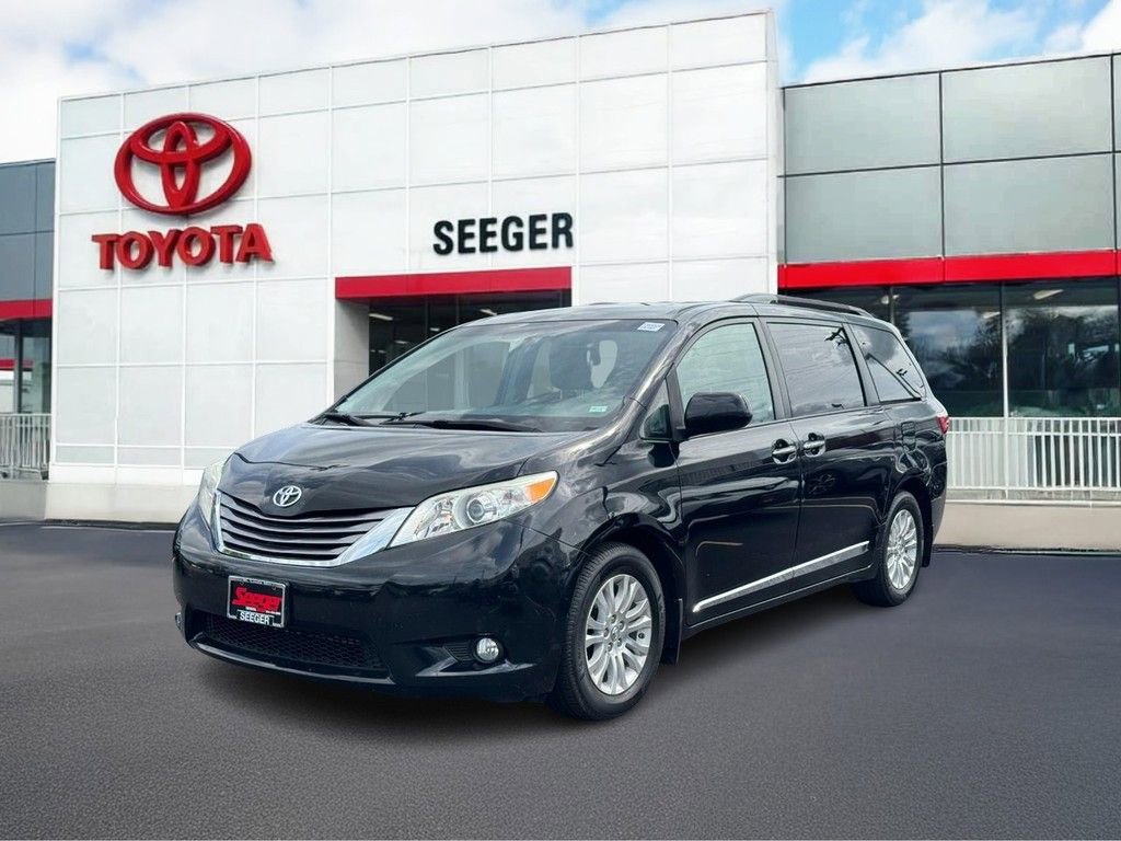 Used 2017 Toyota Sienna XLE Premium w/ Protection Package FWD image 9